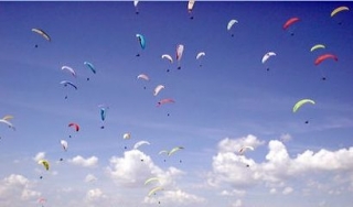 Montones de parapentes